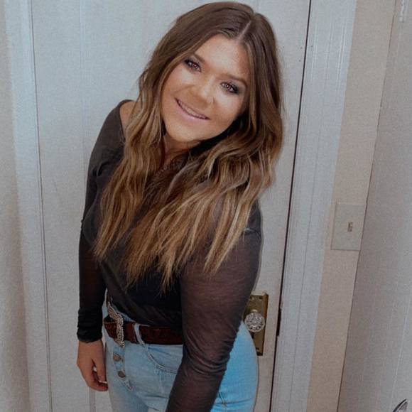 Poshmark profile picture for @lassiee